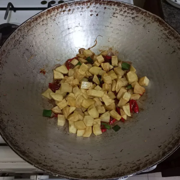 Masukkan kentang yang telah digoreng, masak hingga menyerap.