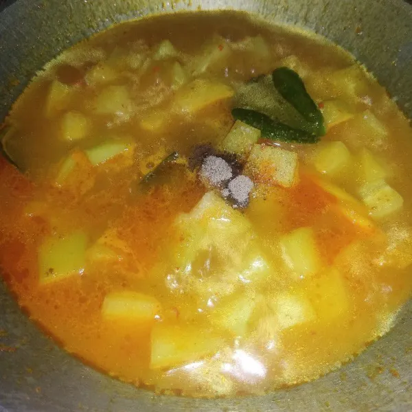 Setelah labu siam cukup matang, masukkan gula, garam, kaldu blok, dan lada bubuk.