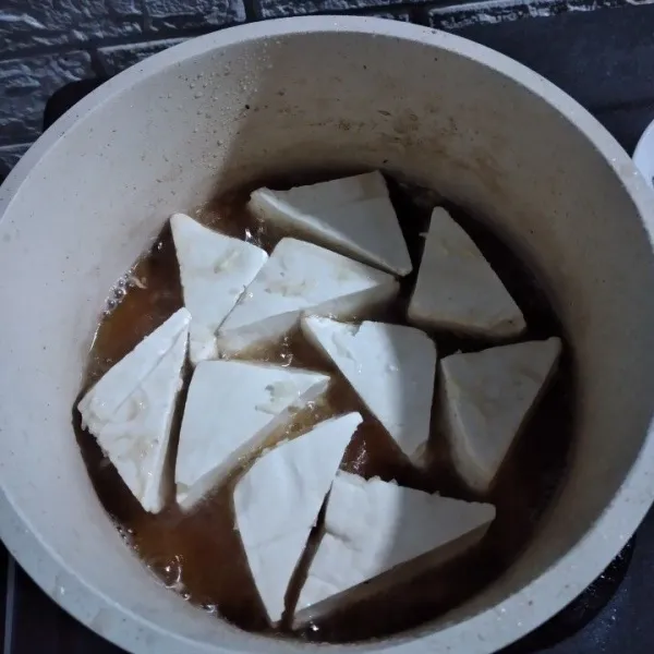Goreng tahu hingga kering dan kecoklatan.