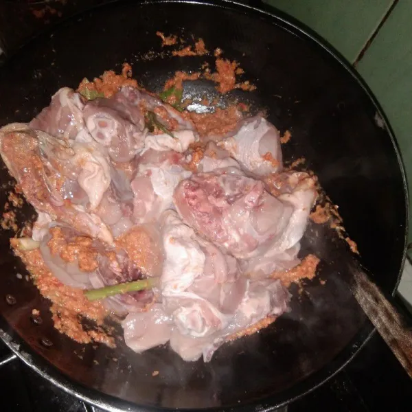 Masukkan potongan ayam. Aduk rata bumbu halus.
