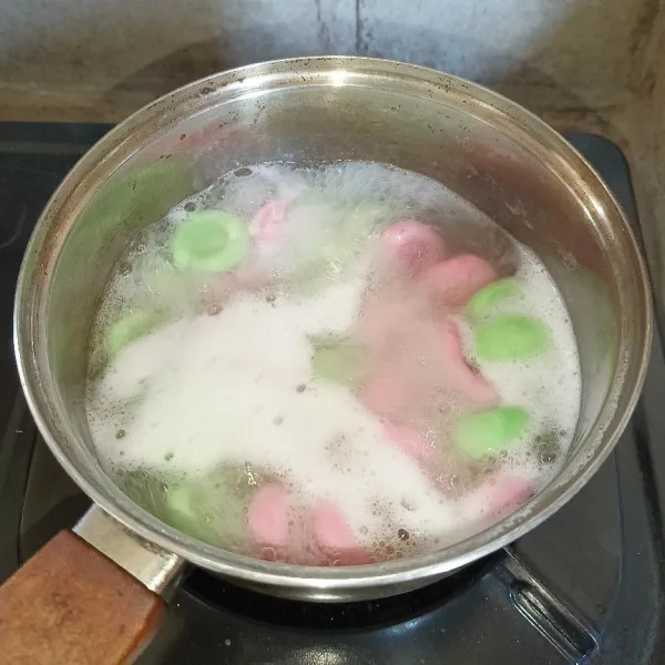 Rebus di air mendidih sampai matang dan mengapung, angkat dan tiriskan.