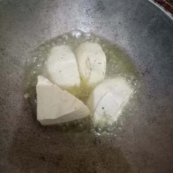 Goreng telur, kubis, dan tahu hingga matang. Kemudian sajikan bersama dengan sambal. Yummy banget.