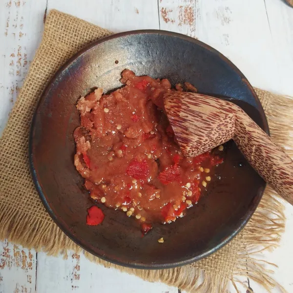 Uleg sampai halus.
Iris bengkoang, nanas dan timun.
Letakkan di piring saji lalu siram dengan bumbu rujak.