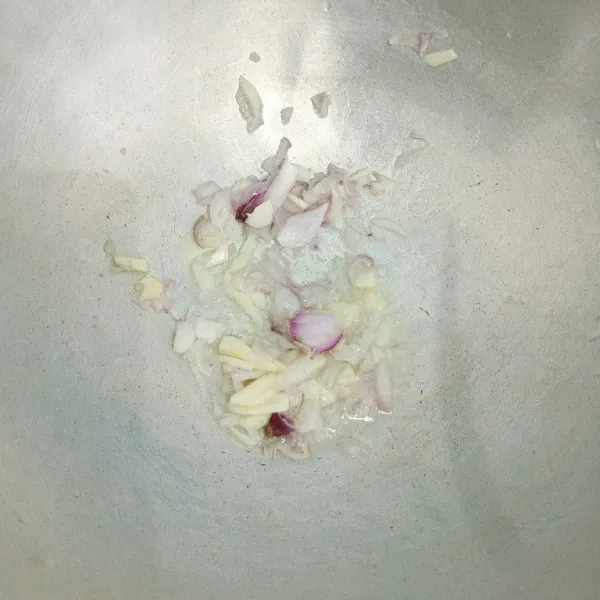 Tumis bawang merah dan bawang putih.