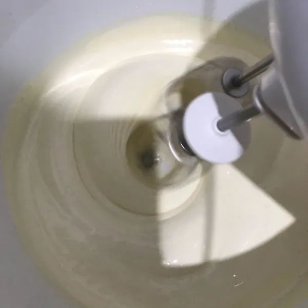 Mixer bahan B hingga putih berjejak.