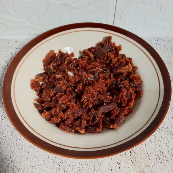 Sisir gula merah dengan pisau.