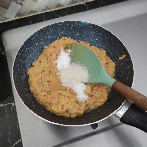 Tumis bumbu halus tambahkan gula dan garam masak hingga matang lalu koreksi rasa.
