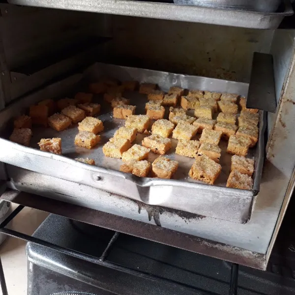 Panggang dalam oven yang sudah dipanaskan, gunakan api kecil hingga kering dan renyah. Angkat dan sajikan.