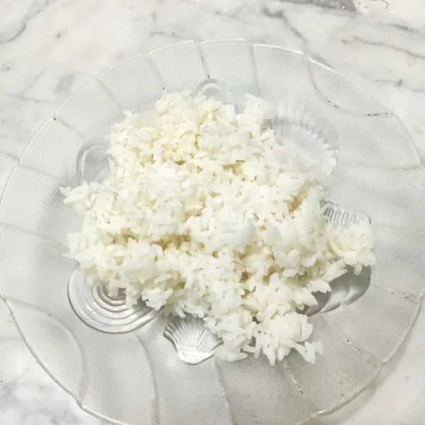 Siapkan nasi putih matang.
