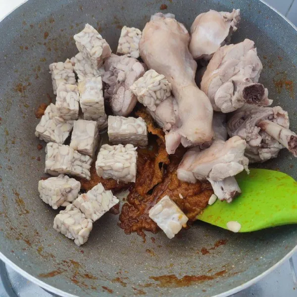 Tambahkan potongan tempe dan ayam, aduk rata dengan bumbu.