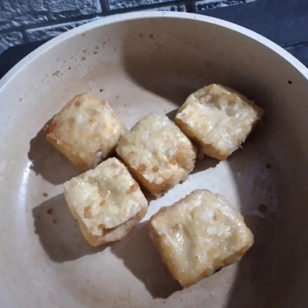 Goreng tahu hingga kering.