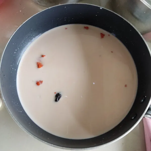 Masukkan santan, masak hingga mendidih.