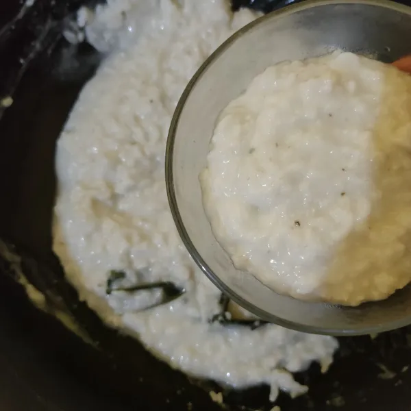 Masak sambil terus diaduk hingga bubur mengental. Ambil beberapa sendok bubur, sisihkan