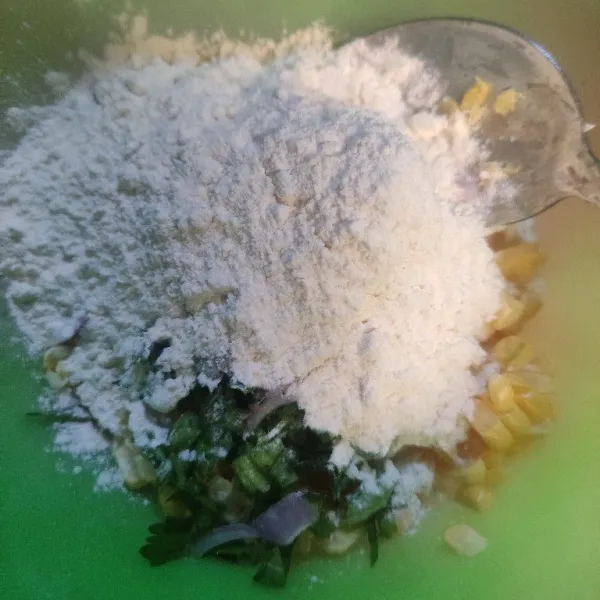 Tambahkan tepung terigu, garam, kaldu bubuk dan lada bubuk.