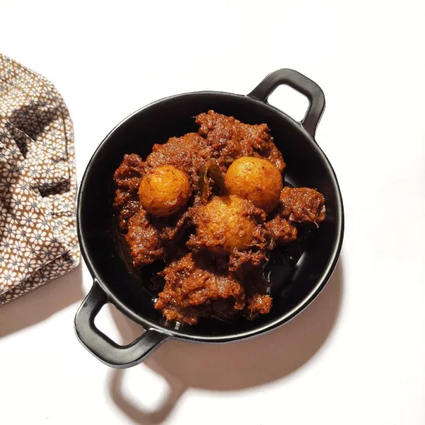 Rendang siap disajikan.