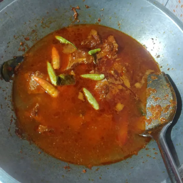 Tuang air dan masukkan cabe rawit utuh.