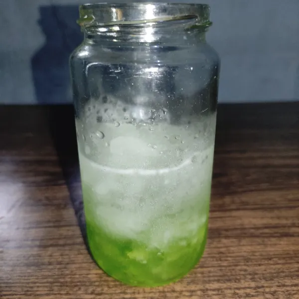 Tambahkan air soda.