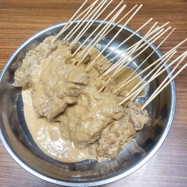 Cuci tusuk sate, lalu tusukan potongan ayam.