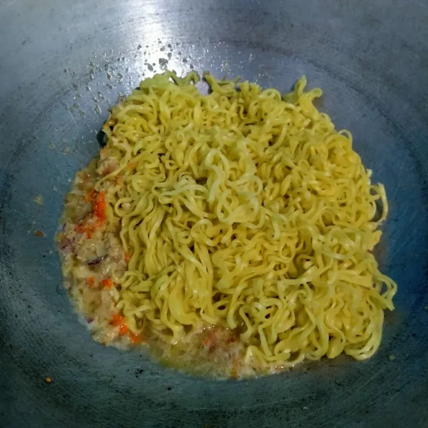 Masukkan mie aduk merata.