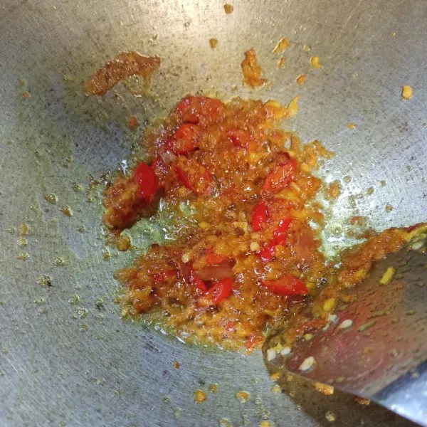 Tumis bumbu halus dan cabe merah keriting hingga wangi.