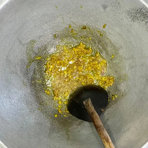 Panaskan minyak sayur, lalu tumis bumbu halus.
