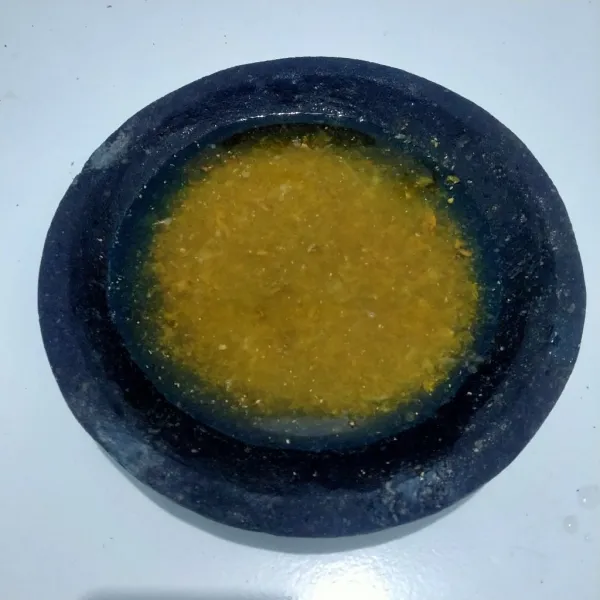 Masukkan air aduk merata.