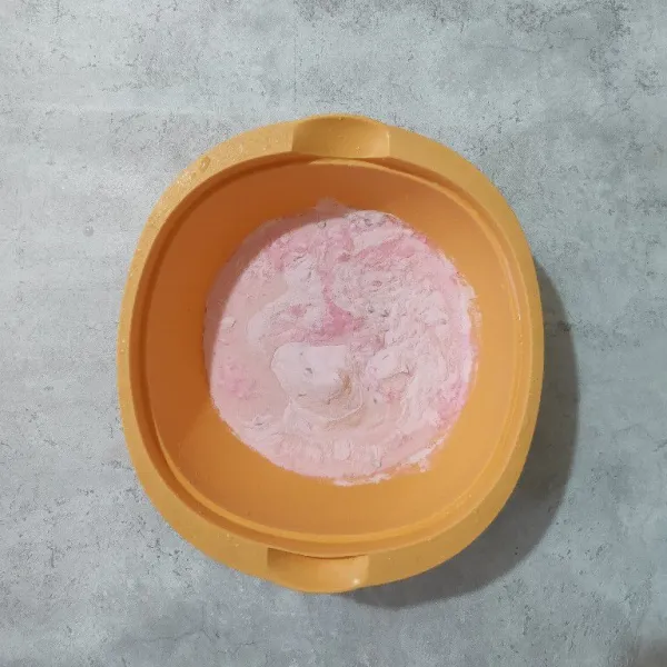 Masukkan semua bahan es krim ke dalam wadah. Mixer dengan kecepatan tinggi hingga mengembang. Sisihkan