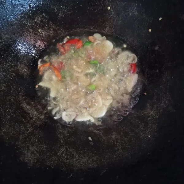 Goreng bawang merah, bawang putih, cabai rawit merah, dan cabai rawit hijau hingga layu.