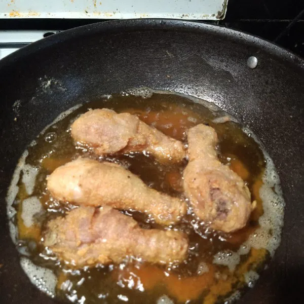 Siapkan wajan lalu masukkan minyak. Setelah minyak panas masukkan ayam tepung. Goreng sampai 2 sisi matang. Angkat dan tiriskan.
