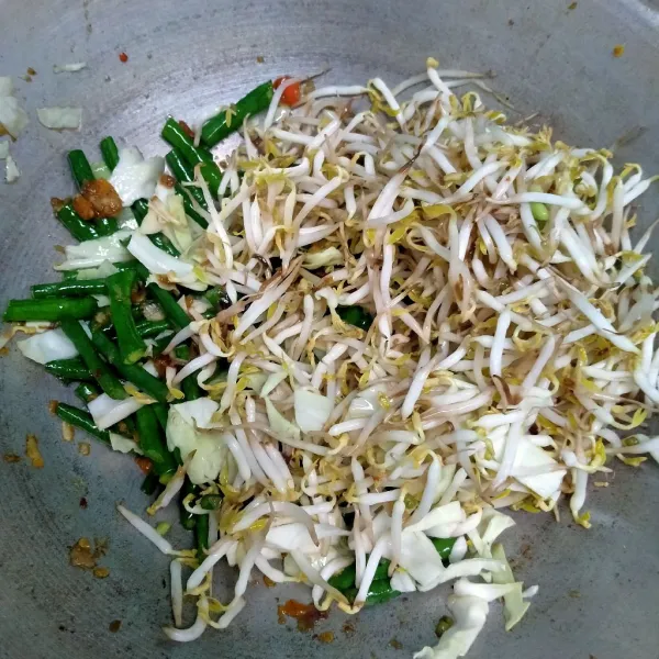 Masukkan tauge.