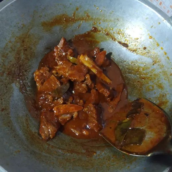 Masak sampai air menyusut dan daging empuk, jangan lupa koreksi rasanya.