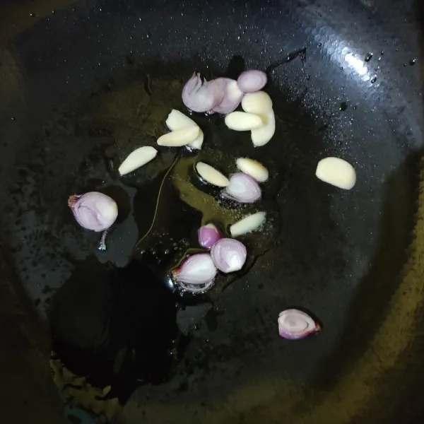 Tumis bawang merah dan bawang putih hingga harum.