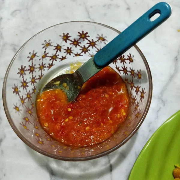 Siapkan bahan sambal merah dan haluskan lalu oseng di atas wajan sedikit beri minyak. Oseng sampai matang, angkat dan salin ke mangkok kecil.