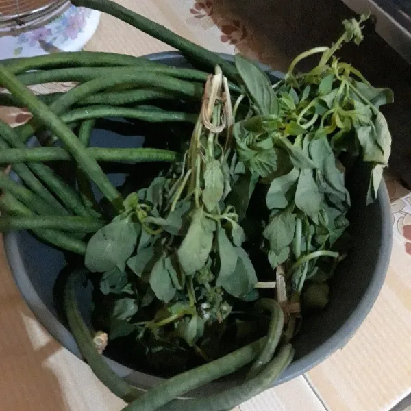 Cuci bersih kacang panjang dan daun kemangi lalu petik daun kemangi.
