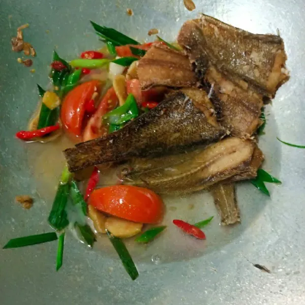 Masukkan ikan belida goreng dan air.