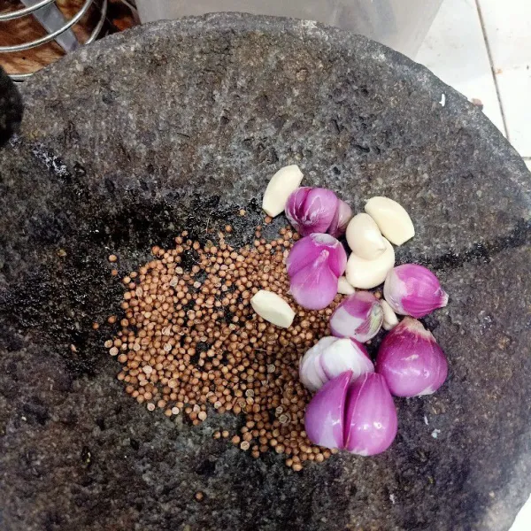 Siapkan bawang merah, bawang putih, dan ketumbar lalu dihaluskan.