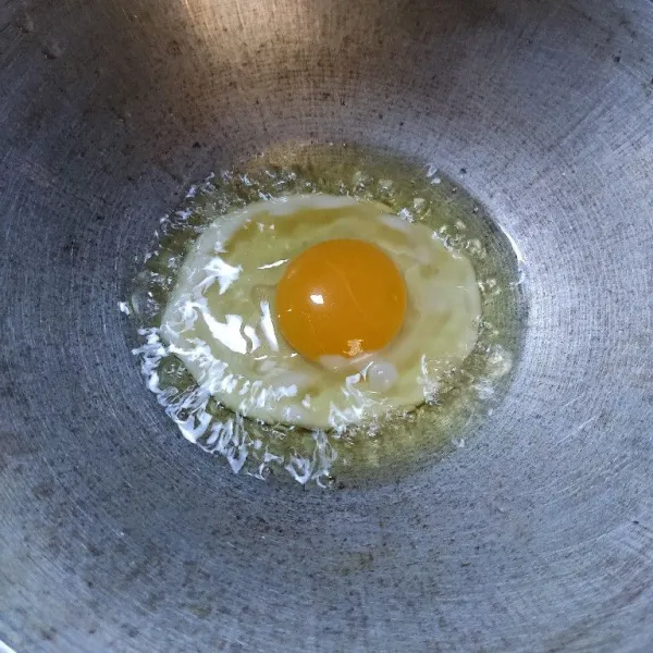 Panaskan minyak lalu ceplok telur hingga matang.