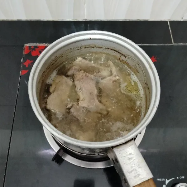 Potong-potong daging sapi, lalu rebus dengan air secukupnya hingga empuk. Lalu tiriskan dan suwir-suwir daging sapi dan sisihkan air kaldunya.