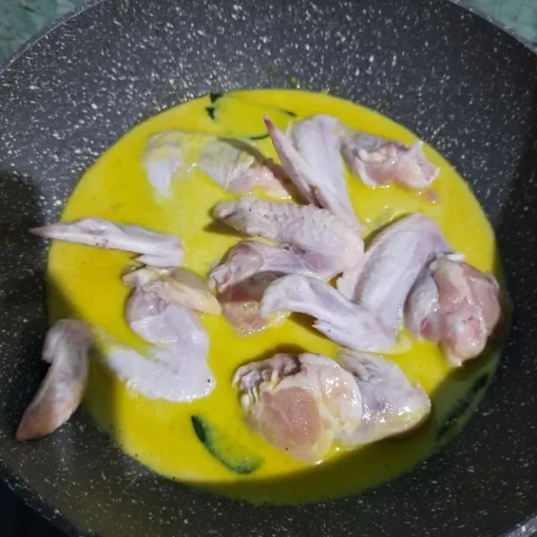 Masukan sayap ayam.