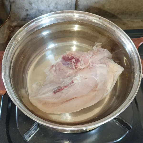 Rebus ayam dan air di panci.