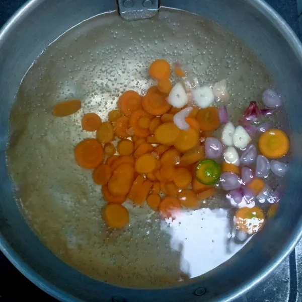 Masukkan wortel, irisan bawang merah dan bawang putih.