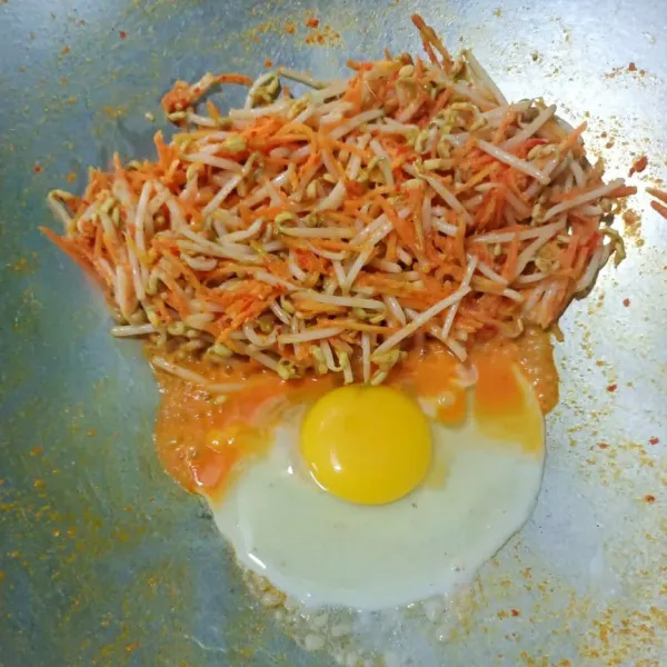 Masukkan telur lalu orak-arik.