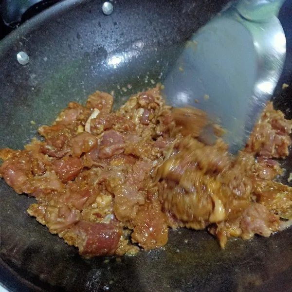 Siapkan wajan lalu beri minyak sedikit. Setelah panas minyak lalu masukkan daging berbumbu. Oseng sampai warnanya berubah.
