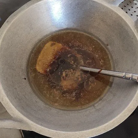 Lalu tuang air, bumbui kecap, saos tiram, garam dan kaldu bubuk masak sampai mendidih lalu saring biar jernih kuahnya.