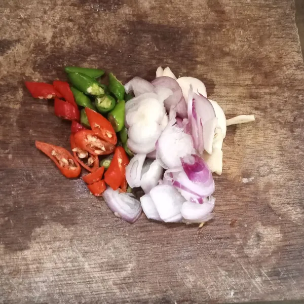 Iris bawang merah, bawang putih, cabai rawit merah, dan cabai rawit hijau.