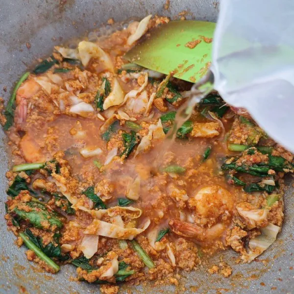 Tambahkan air, masak sampai mendidih dan koreksi rasa.