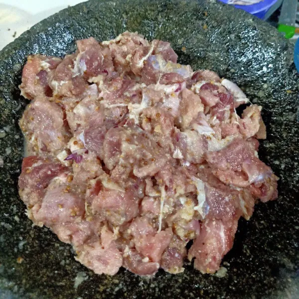 Potong daging kotak lalu lumuri dengan bumbu halus. Marinasi 10 menit dan diamkan.