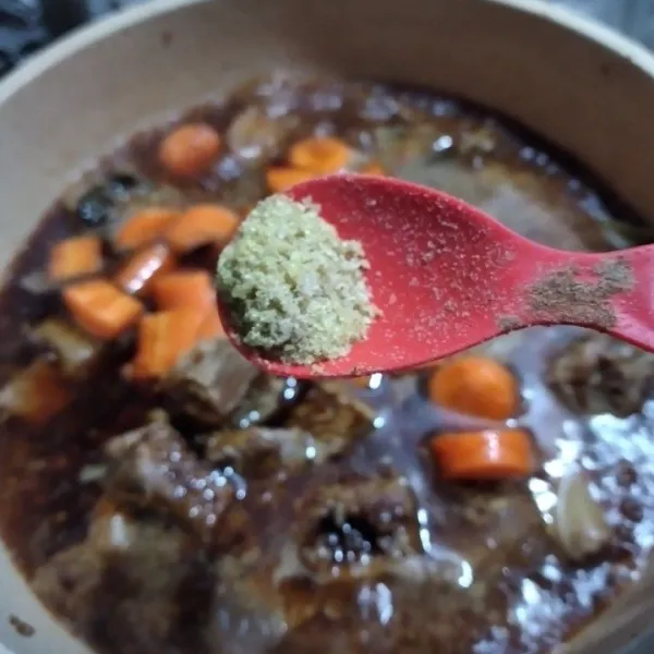 Tambahkan kaldu bubuk, aduk rata, tuang sisa air, tutup wajan masak sebentar dengan api kecil.