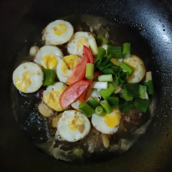 Masukkan tomat merah dan daun bawang.