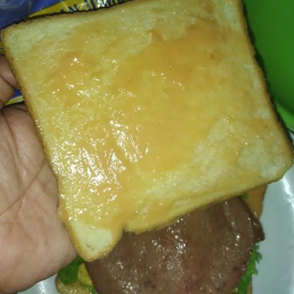 Lalu ambil 1 lembar roti, oles dengan mayonnaise, kemudian tutup di atas smoked beef.